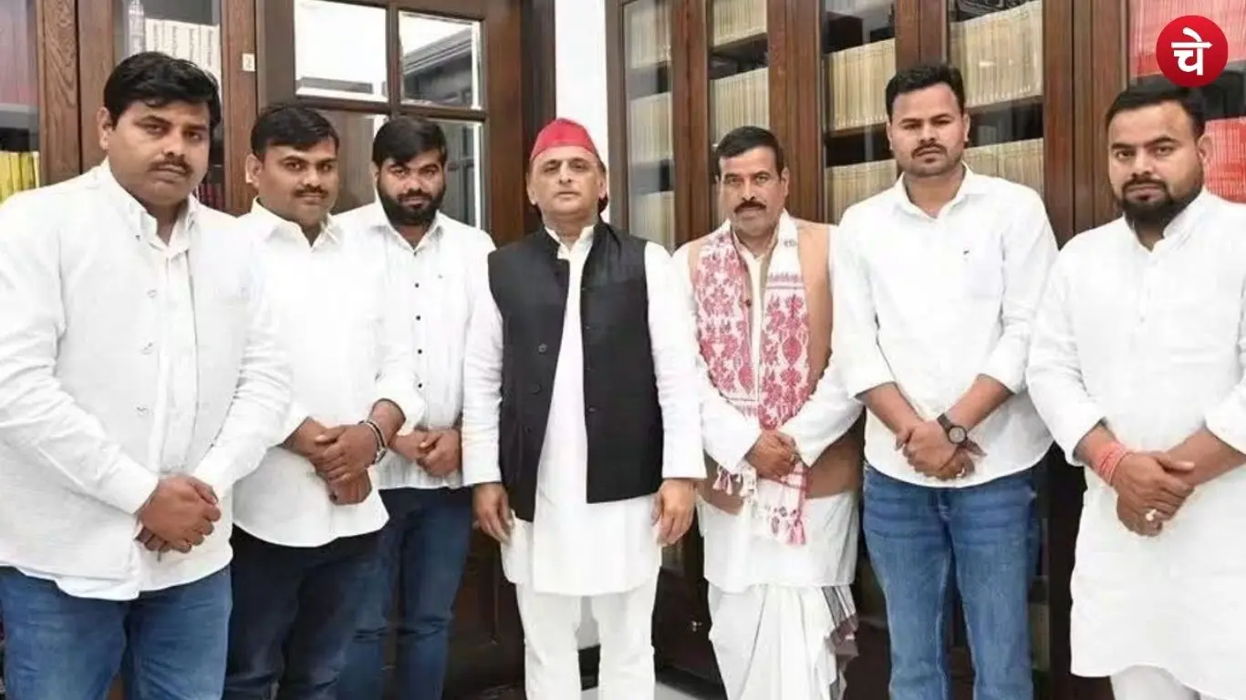 Bhavani Bhikh Shukla and his five sons with Akhilesh Yadav